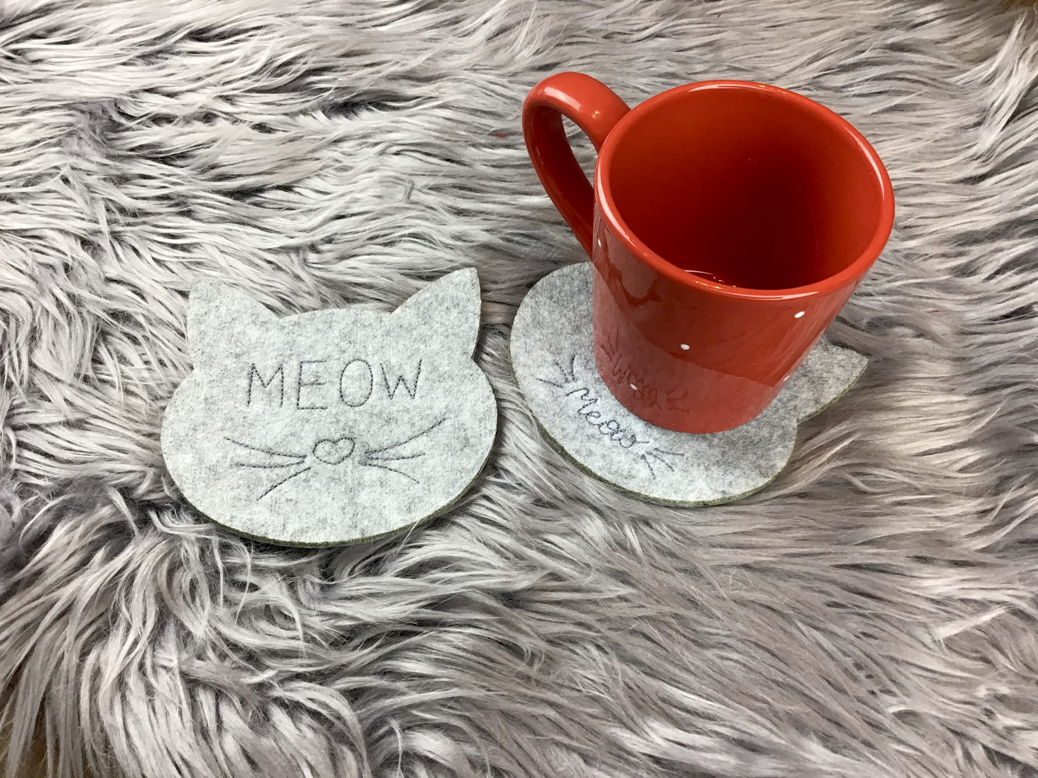 Podkładka filcowa w kształcie kota 'MEOW' - podkładka pod kubek (II)